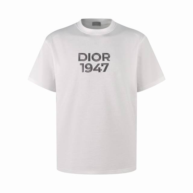 高品质 Dior 24款1947标志刺绣短袖 面料 320克紧密平纹双纱大白 配套1*1罗纹350克 手感柔软 舒适亲肤 胸前展示1947 标志刺绣 承传以及这